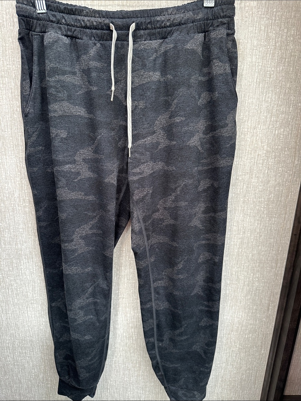Vuori women’s Charcoal Camo Joggers